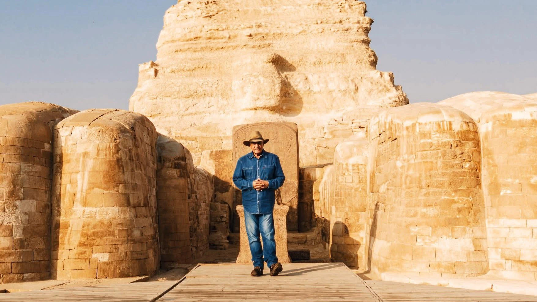 زاهي حواس يرد على ادعاءات عالم الزلازل الهولندي بشأن أهرامات الجيزة 