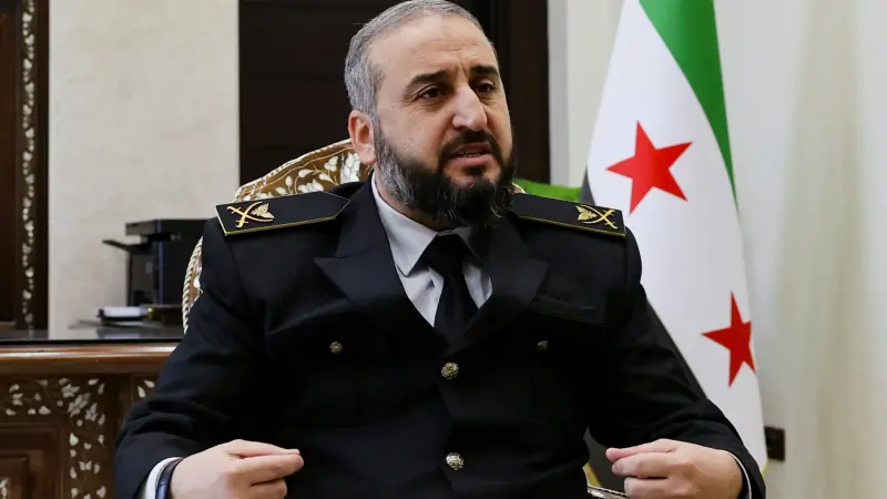 فيديو - وزير الدفاع السوري يتبرع ببندقيته في حملة "فداء لحماة"