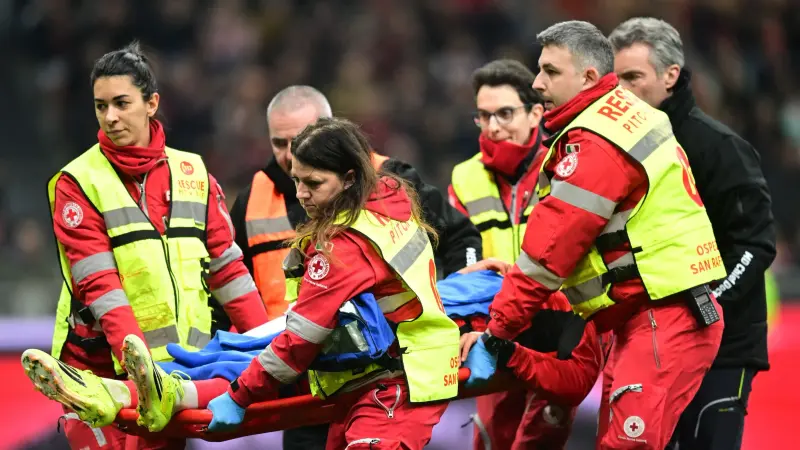 فيديو - نقل نجم ميلان إلى المستشفى بعد إصابة مرعبة