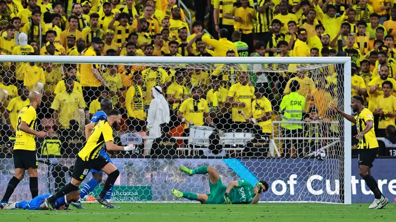 معلق مباراة الاتحاد والفتح اليوم.. صوت مشهور يتابع القمّة