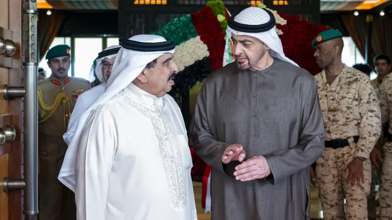 رئيس الإمارات وملك البحرين يبحثان في المنامة العدوان الإيراني
