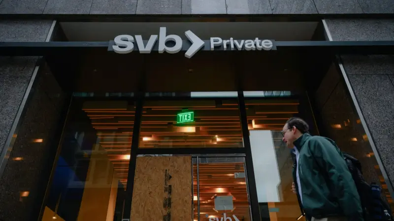 إقبال كبير على الملاذات الآمنة وسط أزمة مصرفية واسعة