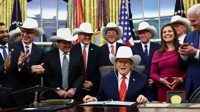 فيديو - قبعة رعاة البقر تجمع ترامب وفريق "معجزة الجليد" في حدث تاريخي