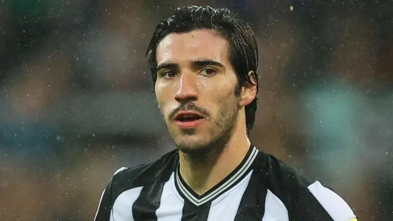 هل يكون تونالي بديلا لكاسيميرو في مانشستر يونايتد؟