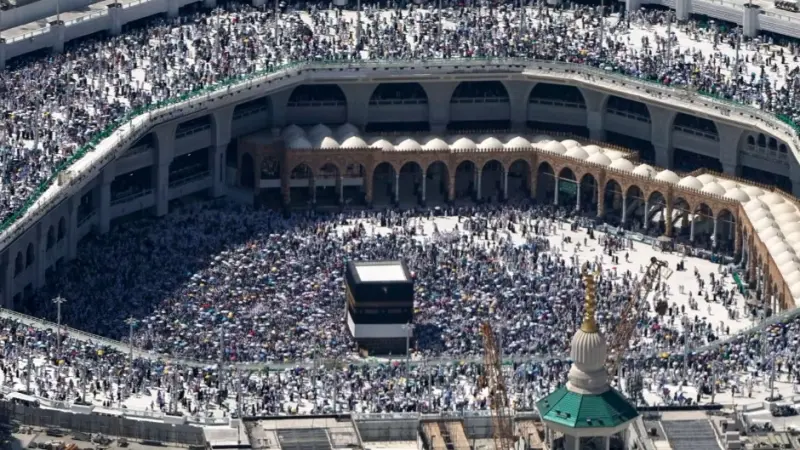 فيديو - رجل أمن في الحرم ينقذ حياة معتمر في مشهد حبس الأنفاس