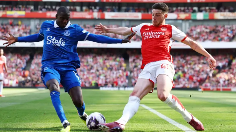 أرسنال يطارد حلم التتويج بلقب الدوري الإنجليزي عبر بوابة إيفرتون