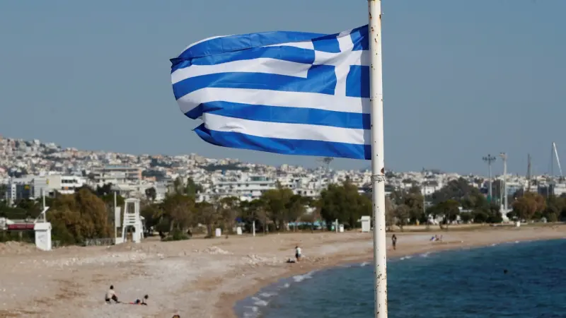 صورة - "بأسنانه".. سوري يمزق أذن سائح إسرائيلي في اليونان