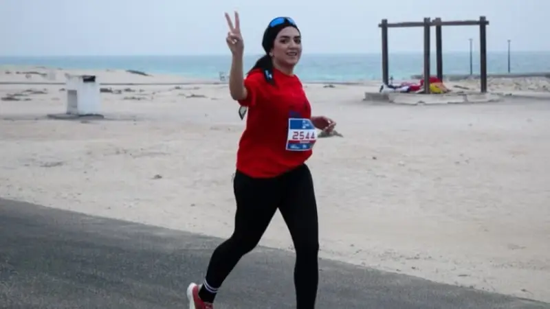 فيديو - إيران تُطارد مئات النساء شاركن بلا حجاب في ماراثون