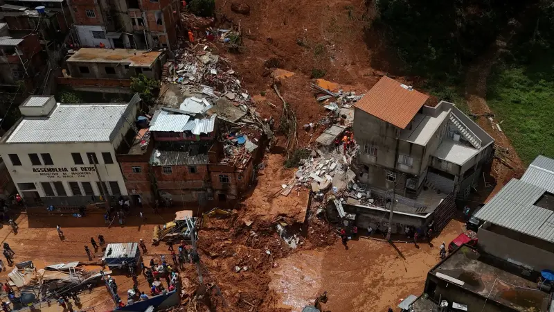 فيديو وصور- عشرات القتلى والمفقودين جراء الأمطار الغزيرة في البرازيل