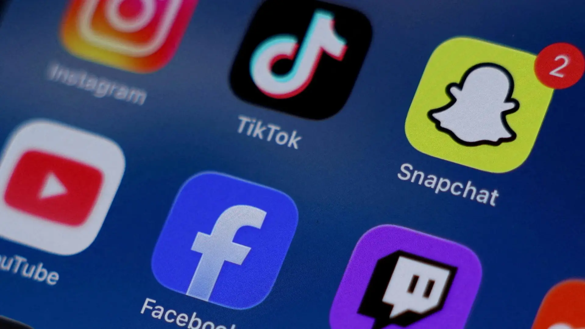 "هيومن رايتس ووتش": المنصتان فشلتا في منع انتشار محتوى الجماعات المسلحة (أ ف ب) "هيومن رايتس ووتش": المنصتان فشلتا في منع انتشار محتوى الجماعات المسلحة (أ ف ب)