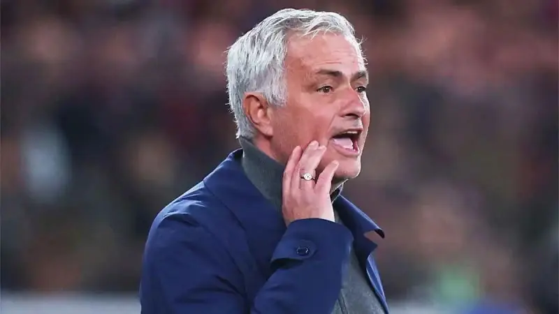 مورينيو يحسم موقفه النهائي من عروض الدوري السعودي