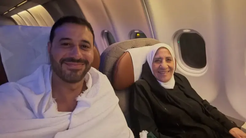 صور - ظهور نادر لوالدة أحمد السعدني يخطف الأنظار خلال رحلة الحج
