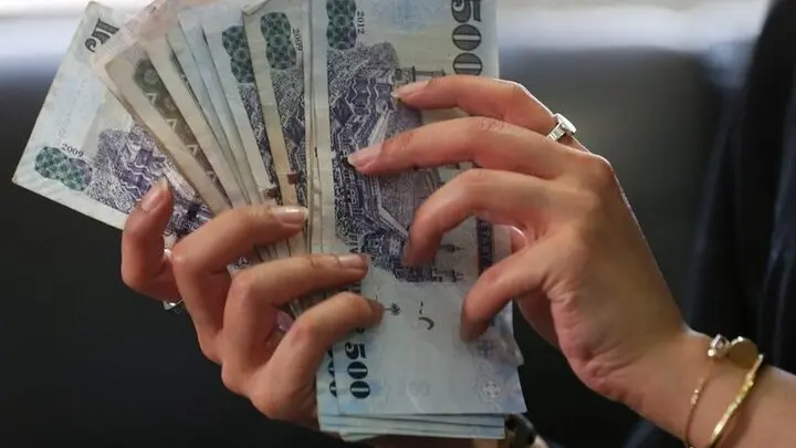 سعر الريال السعودي مقابل الجنيه السوداني نحو 1,707 جنيهات (رويترز) سعر الريال السعودي مقابل الجنيه السوداني نحو 1,707 جنيهات (رويترز)