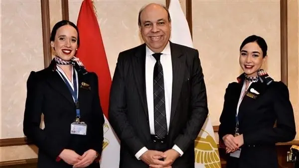 وزير الطيران المصري يشيد بمبادرة إنسانية لمضيفتين.. من هو سامح الحفني؟