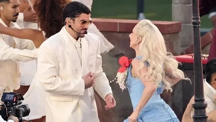 فيديو - ليدي غاغا وباد باني يشعلان المدرجات في "سوبر بول"