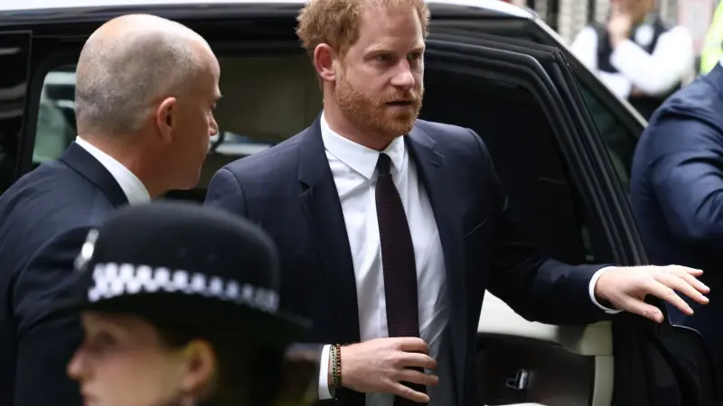 الأمير هاري يصل إلى لندن.. أول ظهور لفرد ملكي في محكمة منذ أكثر من قرن
