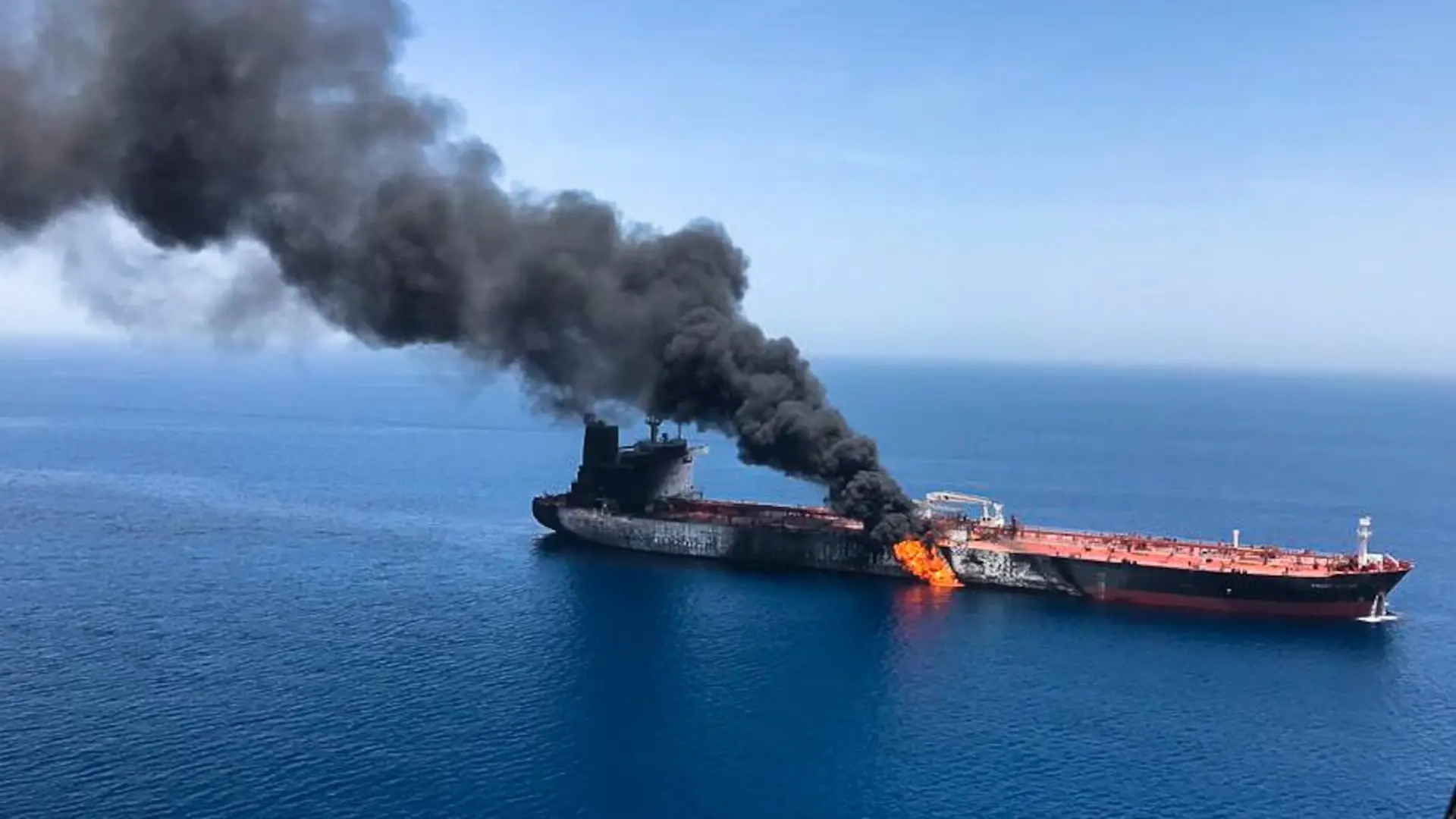 تقارير عن حريق بسفينة جنوب شرقي الفاو (رويترز) تقارير عن حريق بسفينة جنوب شرقي الفاو (رويترز)