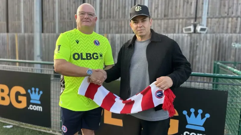 مشجع خمسيني يحرس مرمى فريقه المفضل في إنجلترا.. ما القصة؟