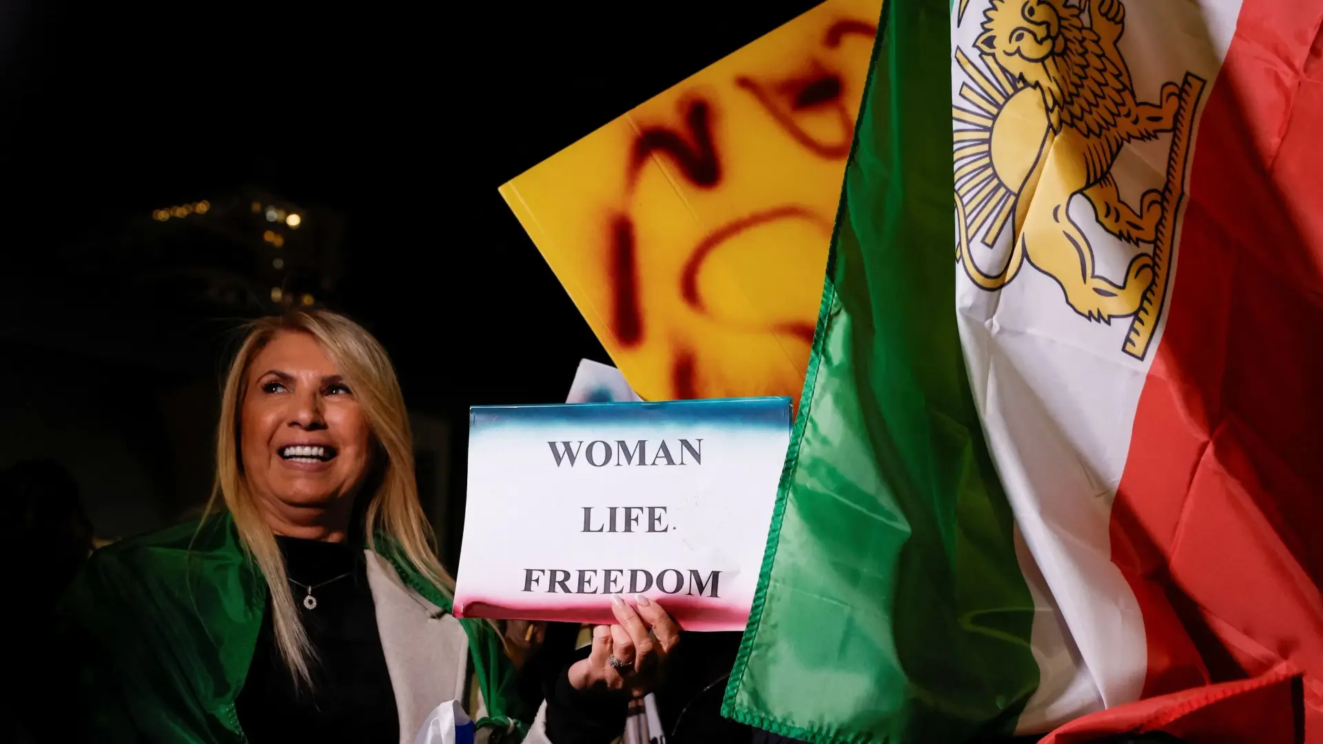 انقسام المعارضة الإيرانية بين ملكيين مؤيدين لرضا بهلوي وجماعة "مجاهدي خلق" اليسارية (رويترز) انقسام المعارضة الإيرانية بين ملكيين مؤيدين لرضا بهلوي وجماعة "مجاهدي خلق" اليسارية (رويترز)