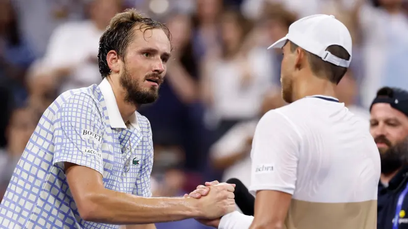 مصور يشعل مباراة بونزي وميدفيديف.. ماذا حدث؟