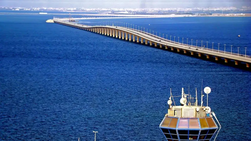 ما سبب إغلاق جسر الملك فهد؟