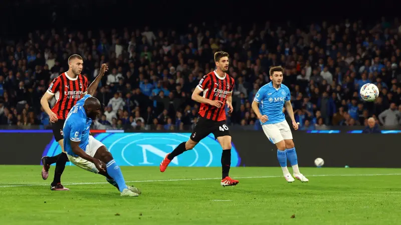 الدوري الإيطالي - نابولي يعمّق جراح ميلان ويواصل ملاحقة إنتر