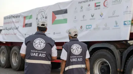 "الفارس الشهم 3".. دخول 5 قوافل إماراتية على متنها 800 طن مواد إغاثية لغزة