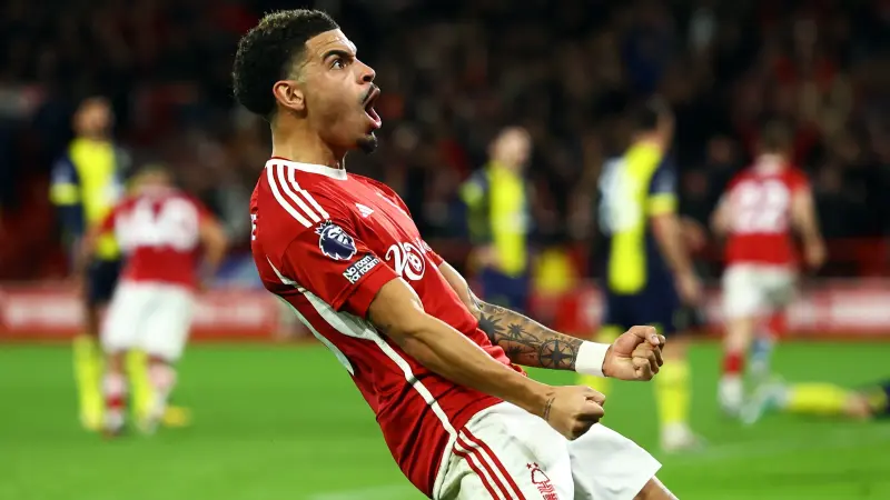 نوتنغهام فورست يقطع الطريق على توتنهام ويجدد عقد مورغان غيبس-وايت