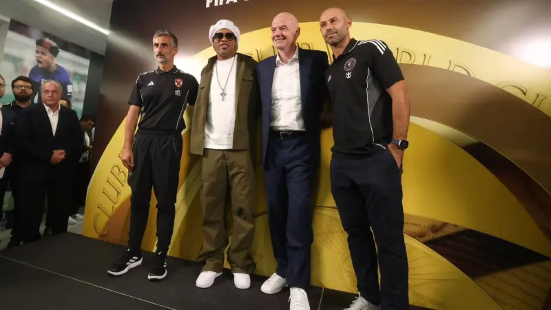 فيديو - ريبييرو يرافق إنفانتينو ورونالدينيو في الترويج لمونديال الأندية.. ماذا قال عن ميسي؟