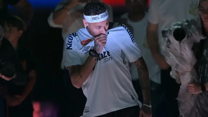 برسالة مؤثرة.. نيمار يعلن استمراره مع سانتوس حتى نهاية العام الجاري