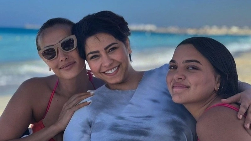 من هي ياسمين رضا شقيقة زينة بعد نقل شيرين عبد الوهاب لمنزلها؟ 