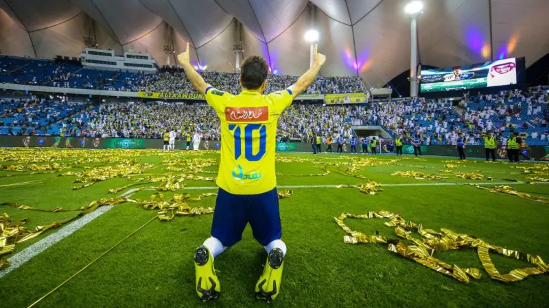 من الملاعب إلى المنصة.. من هو جهاد الحسين وكيف صنع مجده مع التعاون؟