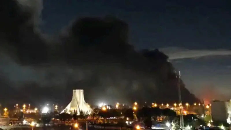 شاهد.. قصف يدمر كنيسا يهوديا وسط طهران