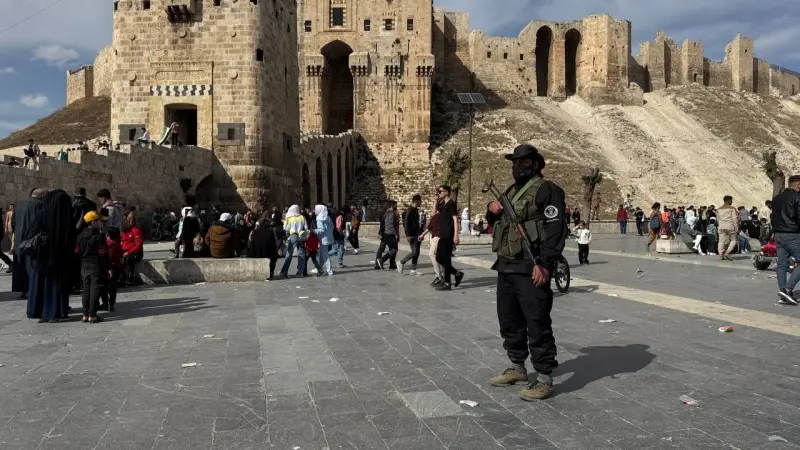 فيديو - الأمن السوري يوزع الحلويات على الأطفال في حلب