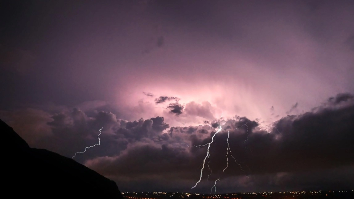 إلغاء رحلات بسبب أمطار دبي.. تفاصيل حالة الطقس في الإمارات اليوم وغدا 