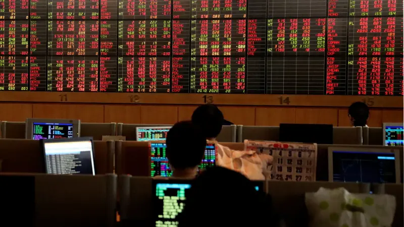 قلق الرسوم يتجدد.. تراجع الأسهم والنفط وتحركات لافتة في العملات