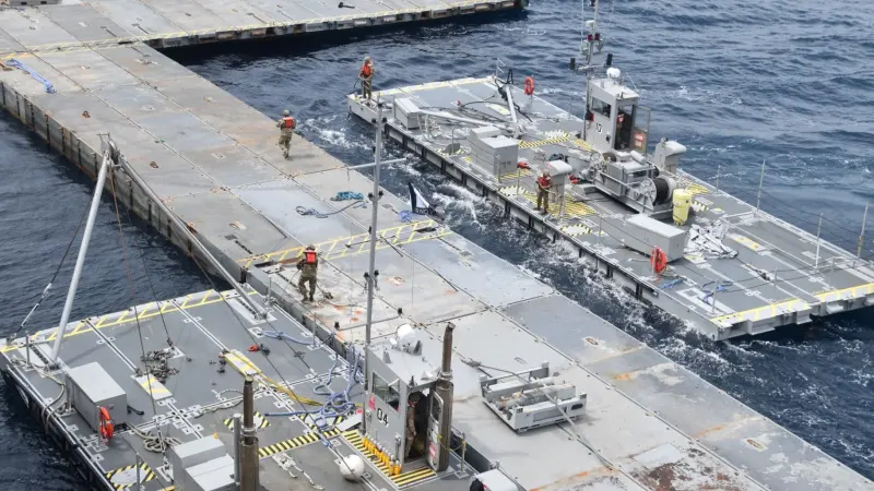 الرصيف البحري الأميركي يبدأ بالتحرك نحو غزة