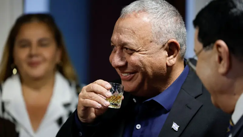 استطلاع يقلب المشهد السياسي في إسرائيل.. هل ينتهي عهد نتانياهو؟