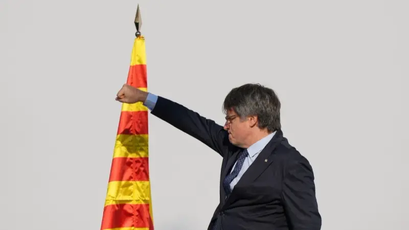 بعد 7 سنوات.. عودة زعيم انفصاليي كتالونيا من المنفى