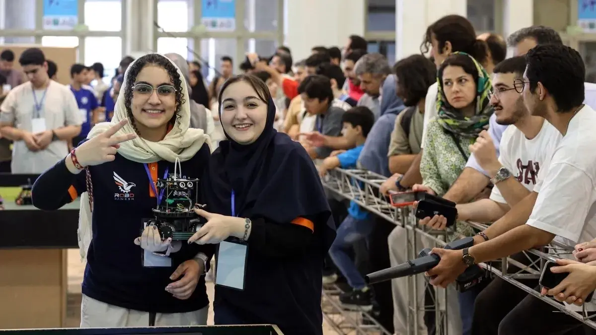 فتيات إيرانيات يبرزن طموحاتهن في مسابقة روبوتات في طهران (أ ف ب) فتيات إيرانيات يبرزن طموحاتهن في مسابقة روبوتات في طهران (أ ف ب)