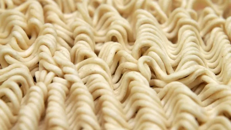 توفيت قبل يوم من زفافها بسبب الأندومي.. ما مخاطر هذه الوجبة؟