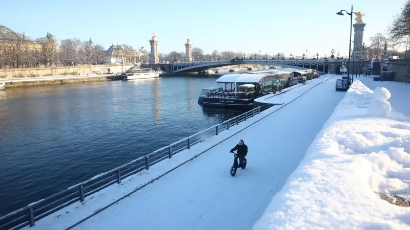 صور - حوادث مميتة.. الثلج والجليد يشلان النقل في أوروبا