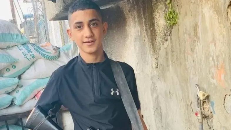 "يحمل السلاح".. صورة جديدة بشأن الشاب نائل تثير الجدل