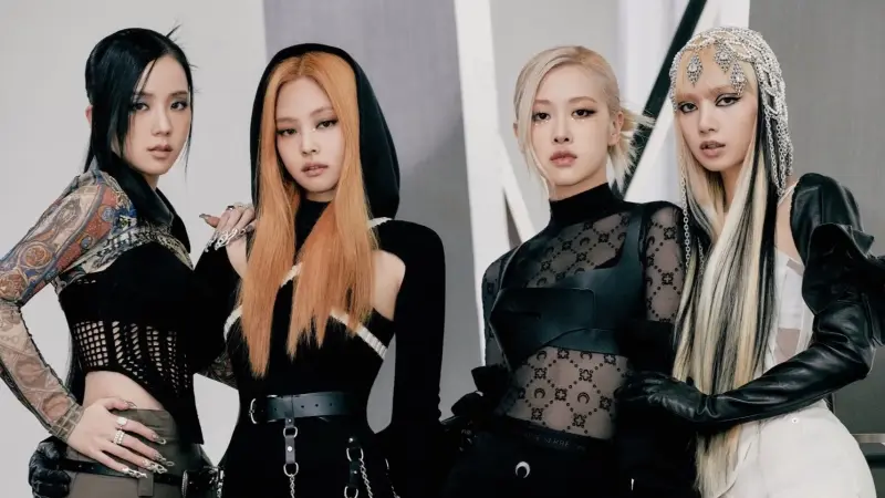 من هي قائدة فريق بلاك بينك الغنائي؟