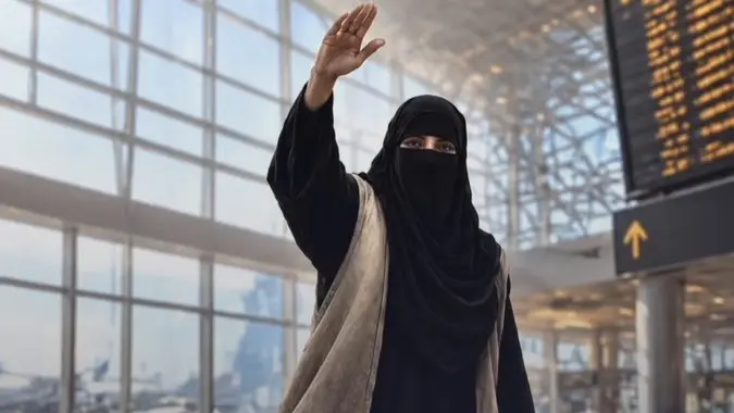 عبير العجمي تتصدر منصات التواصل بعد قصف مطار الرياض (إكس) عبير العجمي تتصدر منصات التواصل بعد قصف مطار الرياض (إكس)