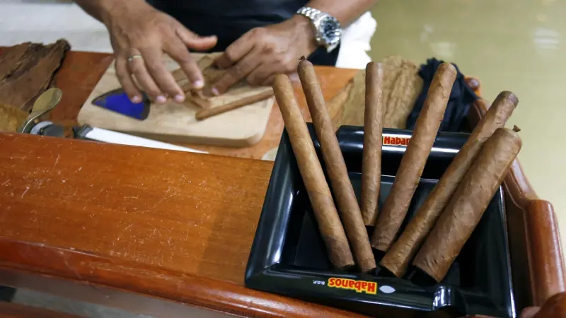 تدهور الوضع الاقتصادي يدفع كوبا إلى تأجيل مهرجان السيجار السنوي