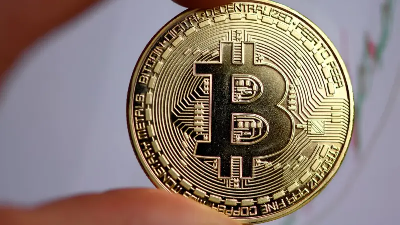 عملة بيتكوين ترتفع بأكثر من 1% وتتجاوز 103 آلاف دولار