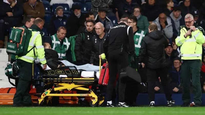 نقل حكَم إلى المستشفى في مباراة بدوري الدرجة الأولى الإنجليزي