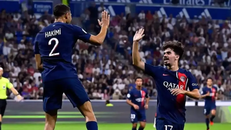 هل يشارك حكيمي وفيتينيا أمام بايرن ميونخ بدوري الأبطال؟