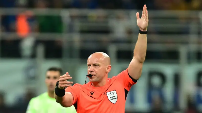 الإعلام الإسباني يهاجم الحكم سيمون مارشينياك بعد خروج برشلونة الأوروبي